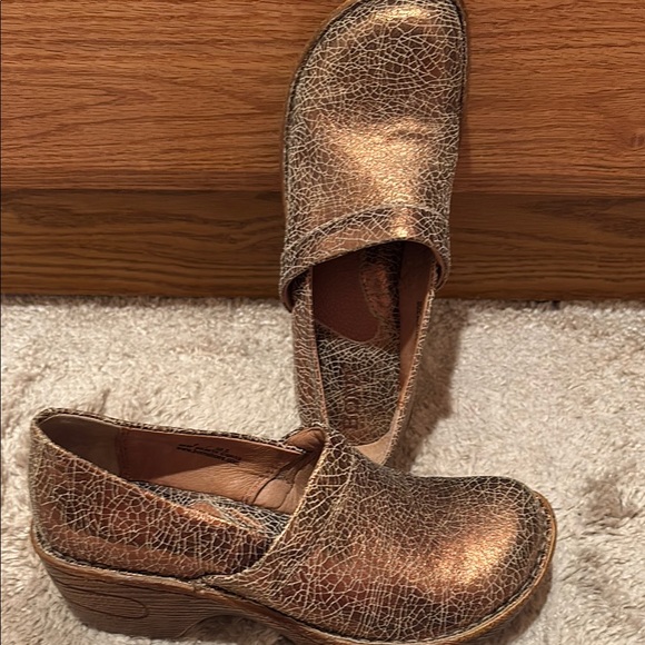 New NWOT Born Women's Bronze Crackle Clogs shiny 6 - Picture 14 of 15